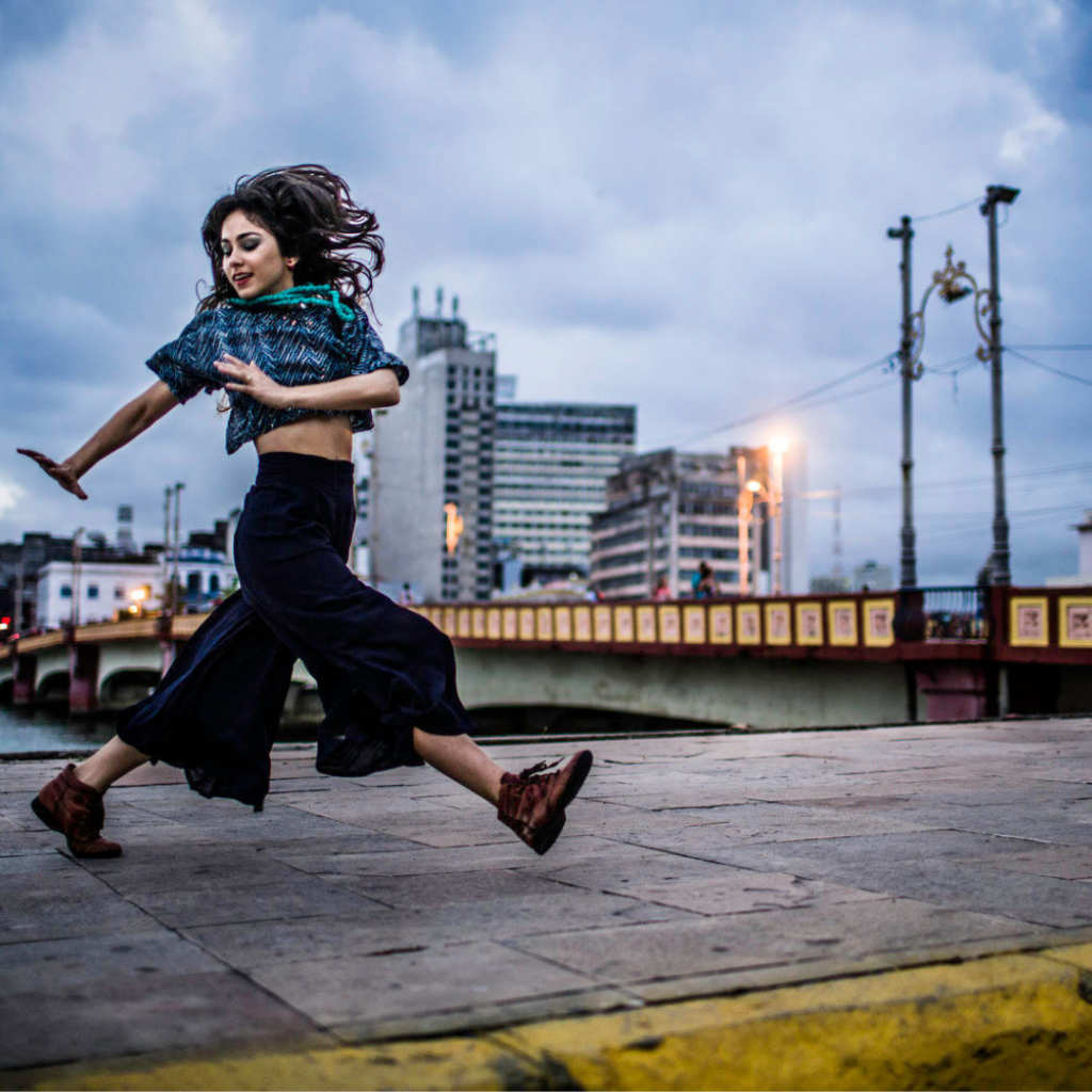 Fotografia de Flaira dançando frevo próximo a porte Buarque Coelho, no centro do Recife.